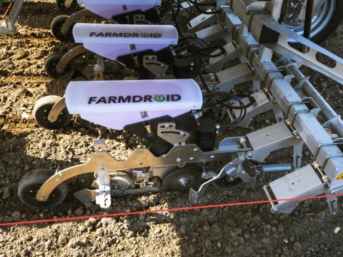 FarmDroid Magyarországon! Vető-,  tő- és sorközművelő,  permetező autonóm robot napelemmel