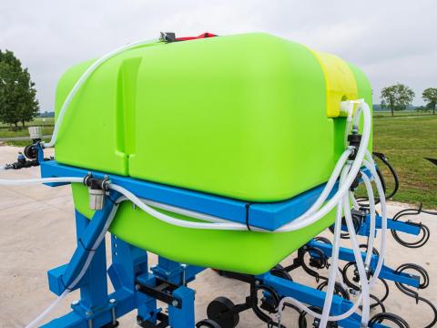 Folyékony műtrágya kijuttató kultivátorra