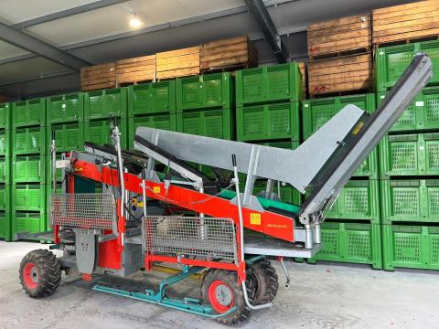 Eladó hidromotoros 4x4 meghajtású önjáró gyümölcs szedő és metsző állvány