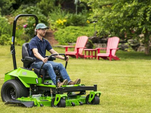 Mean Green Nemesis elektromos helyben megforduló zero-turn fűnyíró