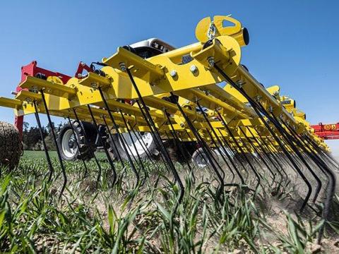 APV AS M1 gyomfésű 12 m munkaszélességben,  kiállítási gép