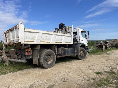 Eladó a képen látható Mercedes Axor 1833 K típusú billenős teherautó