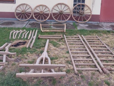 Löcsös szekér több új darabja