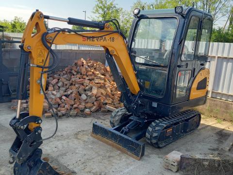 Minikotrógép eladó – Kubota motoros, 1,8 tonnás, gumihevederes