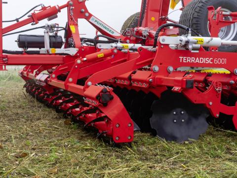 Pöttinger Terradisc 5001T késes hengerrel Akció