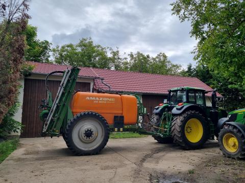 Permetező UG 3000/18 – Megbízható, rendszeresen karbantartott szántóföldi permetező eladó
