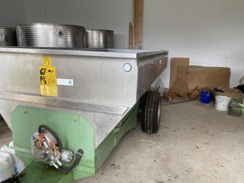 Csigás szőlő szállító pótkocsi