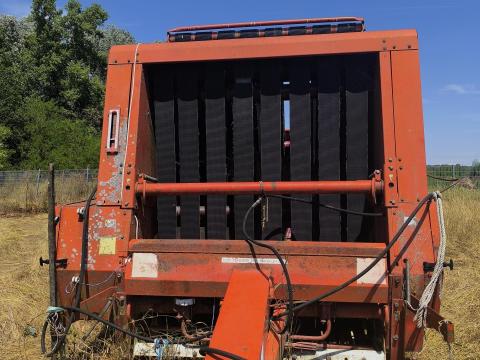 Hesston M1300 körbálázó eladó – új hevederekkel, kiváló állapotban