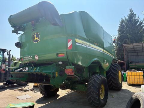 John deere s670
