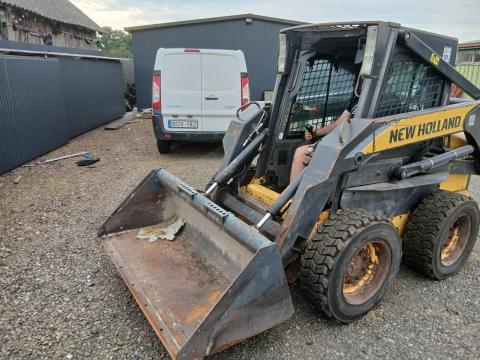 New Holland homlokrakodó