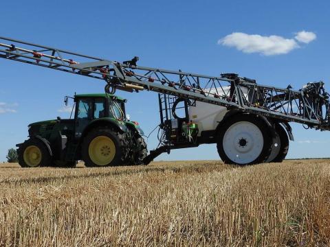 Boguslav Atlant 3200 vontatott szántóföldi permetező – Royal Traktor