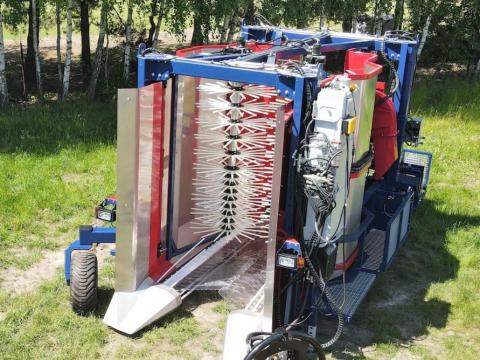 JAGODA 300 vontatott apró gyümölcs betakarító gép - ROYAL TRAKTOR