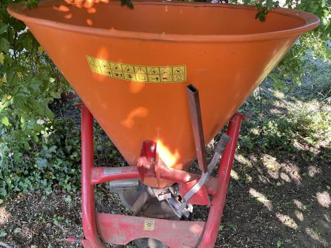 Eladó 350 literes műtrágyaszóró takaróponyvával