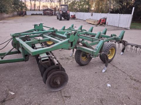 John Deere grúber, 11 késes, 4 méteres, jó állapotban, elmunkálóval