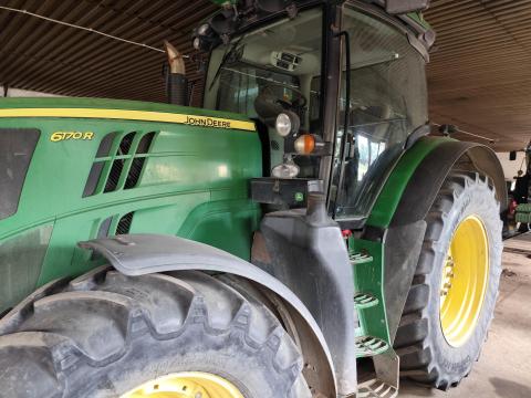John Deere 6170R traktor gyári monitorral, mellső súllyal és automata vonófejjel