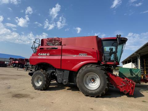 Case IH 8250 HC kombájn eladó, kiváló állapotban
