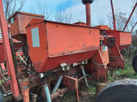 Szemenkénti vetőgép hat soros tárcsás teleszkópos