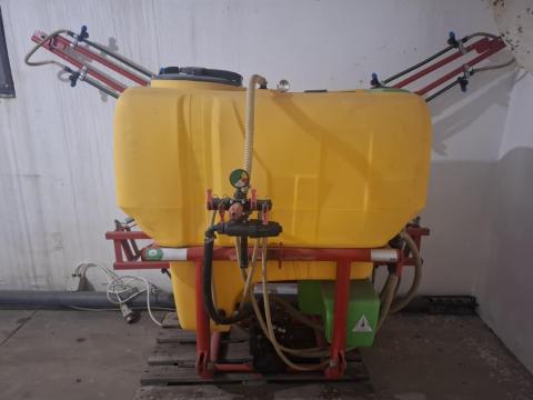 Szántóföldi szárnyas, 600 literes permetező eladó