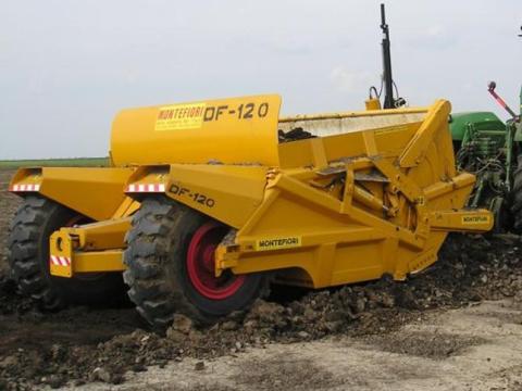Scraper Montefiori DF-120 de vânzare, fabricat în 2005, tractat, hidraulic