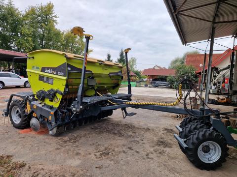 Junkkari T300 direktvetőgép ISOBUS 120 hektárt vetett összesen
