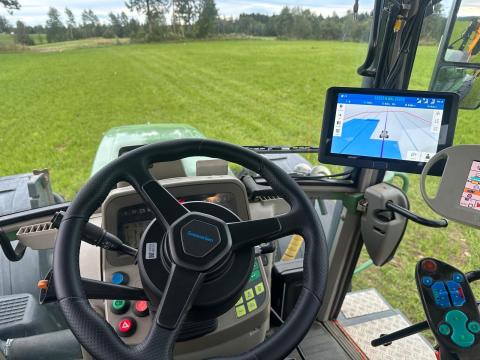 Sveaverken F200 automata kormányzás – robotkormány MTZ, Solis, Valtra, Steyr, Kubota, Landini, John Deere, New Holland, Massey Ferguson, Fendt, Claas, Zetor, Deutz-Fahr traktorokra