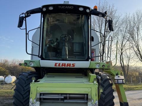 Claas Tucano 440 kombájn eladó gabonavágó asztallal, szállító kocsival