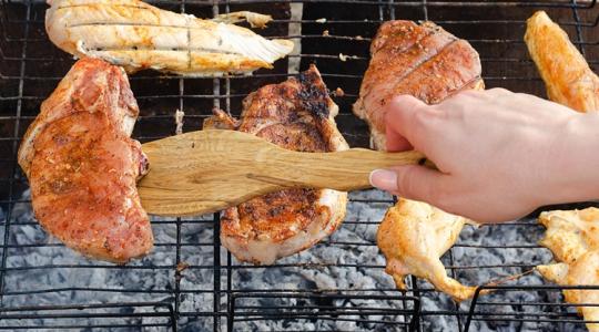 Grillezés hőségben: azt hitted, ha kívül barna a hús, már ehető?