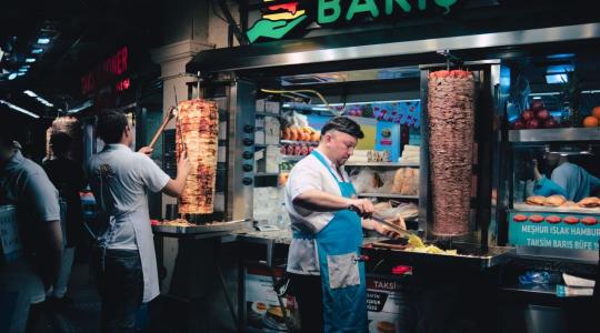 Nagy razziába kezdett a hatóság: a gyrososok és a sushizók is reszkethetnek