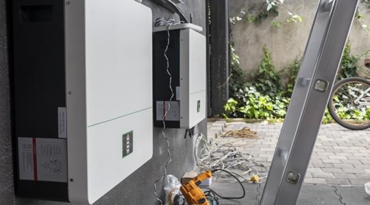 Napenergia tárolása: hogy ne kelljen olcsón eladni, amit megtermeltünk