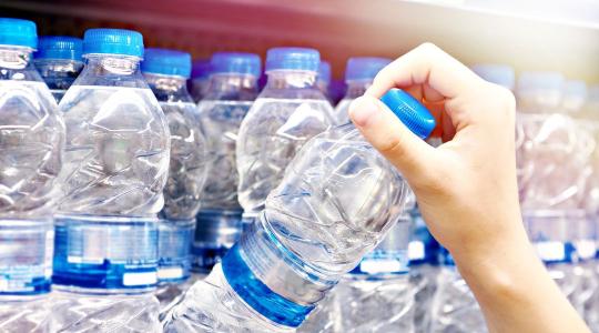 Pánikvásárlás tört ki a boltokban: valóban közvetlen veszélyben van az ivóvízellátás?