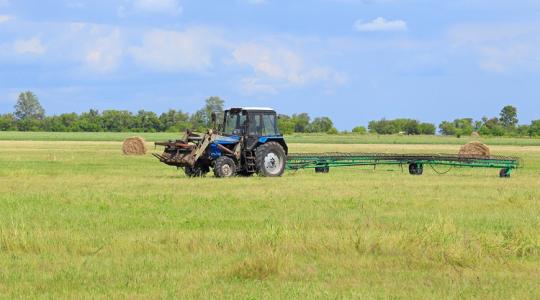 Nézd meg a videót, ahogy egy John Deere kiszabadíjta a tengelyig süllyedt MTZ-t!