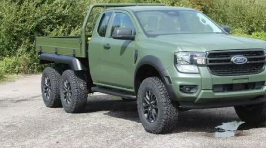 Érdekes ez a Ford pick-up: kezdjük azzal, hogy háromtengelyes