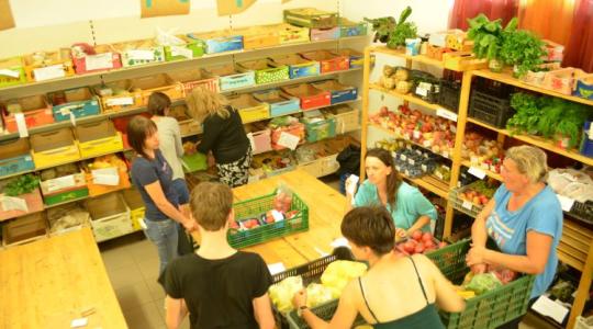 Itt a magyar válasz a gazdaság válságára: a kosár közösség