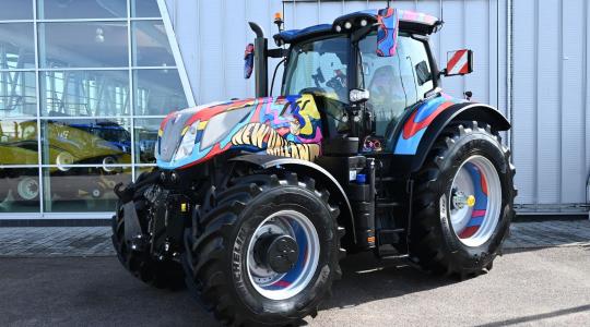 Különleges kiadású T7.300-as traktorral ünnepelt a Basildon-i New Holland traktorgyár