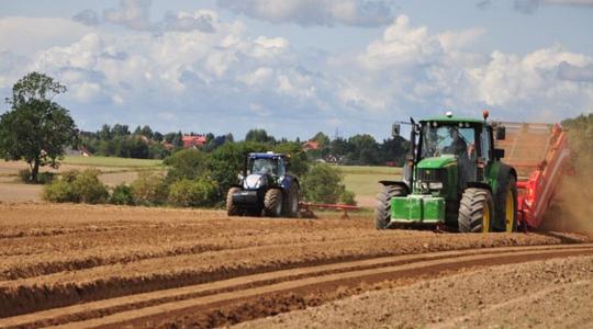 Imbolygó, pontatlan gépek a földeken – összezavarja a traktorokat a geomágneses vihar