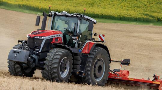 Íme a Massey Ferguson 425 lóerős, díjnyertes traktora!