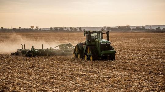 A John Deere bemutatta új, autonóm traktorait