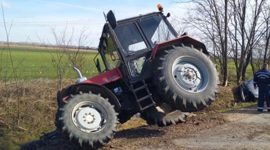 Hatalmas erővel csattant össze egy traktor és egy autó