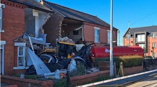 Rémálom lehetett: így csapódott a sorházakba a tartályos traktor