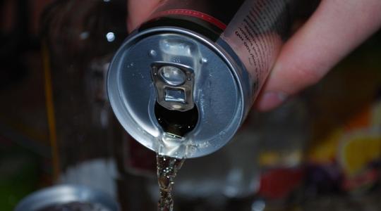 Óriási mennyiségben fogy ez az ital a boltokban, most betilthatják +Frissítve!