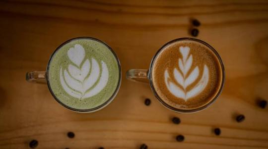 Matcha vagy kávé: melyik az egészségesebb választás?