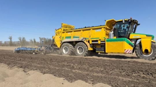 Egy menetben kijuttatni és bedolgozni a szervestrágyát? Lehetséges!