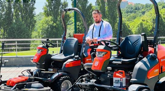 Robotfűnyírók, akkus gépek – mi kell a magyar kerttulajdonosoknak? 