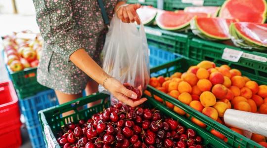 Cseresznye, spenót, zöldborsó – ezek most a legdrágábbak a zöldség- és gyümölcspiacon