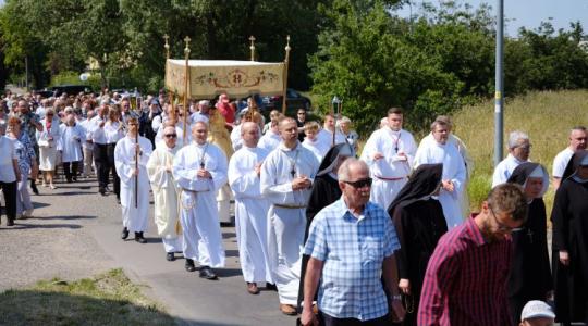 Virágok közt lép az Úr – különleges magyar hagyomány elevenedik meg Úrnapján
