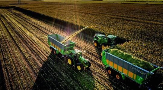  Bemutatkoztak a John Deere vadonatúj önjáró szecskázógépei