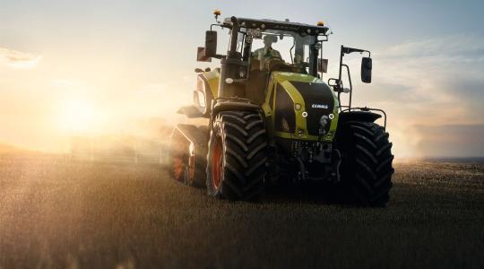 Úttörő Claas traktor: üzemanyag-takarékos, talajkímélő, bivalyerős