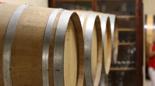 Több milliárdos csalás gyanúja: letartóztatták egy szekszárdi borászat vezetőjét