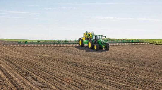 Intelligens technológia, elsőosztályú precizitással – John Deere R900-as permetezőcsalád