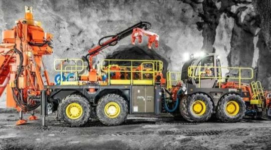 Mit keres egy erdészeti gép Európa legnagyobb aranybányájában?